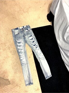 Light BlueDistressed Jeans